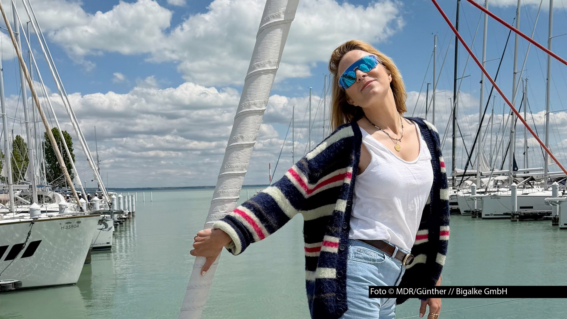 Bei ihrem zweiten Auftritt als Reisereporterin für die Reihe „Wunderschön“ erkundet Stephanie Müller-Spirra am 30. August den Balaton und die ungarische Hauptstadt Budapest. Am Tag zuvor führt sie durch die Samstagsausgabe der ARD-„Sportschau“ zum Start der 1. Fußball-Bundesliga. Foto © MDR/Günther // Bigalke GmbH