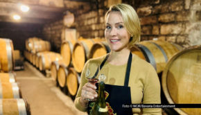 Am 5. Oktober geht Reporterin Judith Rakers für das Reisemagazin „Wunderschön“ im WDR Fernsehen wieder auf Entdeckungstour. Diesmal ist das herbstliche Burgund ihr Thema. Dazu gehören natürlich auch die berühmten Weine der Region. Foto-WDR_Bavaria-Entertainment
