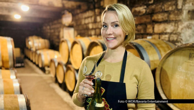 Am 5. Oktober geht Reporterin Judith Rakers für das Reisemagazin „Wunderschön“ im WDR Fernsehen wieder auf Entdeckungstour. Diesmal ist das herbstliche Burgund ihr Thema. Dazu gehören natürlich auch die berühmten Weine der Region. Foto-WDR_Bavaria-Entertainment