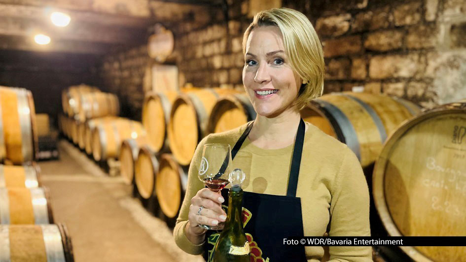 Am 5. Oktober geht Reporterin Judith Rakers für das Reisemagazin „Wunderschön“ im WDR Fernsehen wieder auf Entdeckungstour. Diesmal ist das herbstliche Burgund ihr Thema. Dazu gehören natürlich auch die berühmten Weine der Region. Foto-WDR_Bavaria-Entertainment