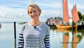 In einer neuen Ausgabe der WDR-Reisereportage „Wunderschön“ stellt Judith Rakers am 15. September die Halbinsel Fischland-Darß-Zingst vor. Sie erkundet die einzigartige Boddenlandschaft zu Wasser, zu Lande und aus der Luft. (Foto: WDR/Bavaria)
