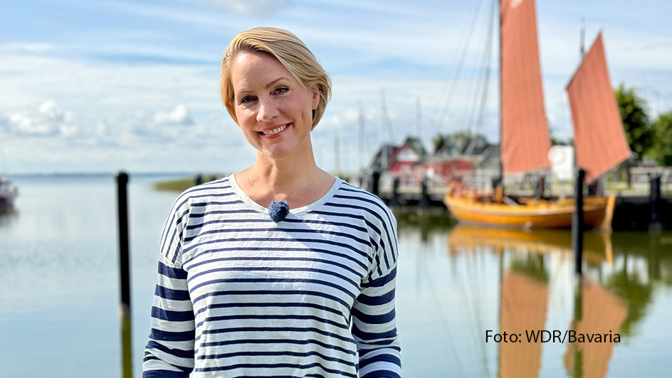 In einer neuen Ausgabe der WDR-Reisereportage „Wunderschön“ stellt Judith Rakers am 15. September die Halbinsel Fischland-Darß-Zingst vor. Sie erkundet die einzigartige Boddenlandschaft zu Wasser, zu Lande und aus der Luft. (Foto: WDR/Bavaria)