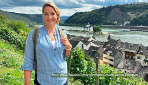 Mittelalterliche Burgen und Schlösser, herrliche Wälder und Weinberge und dazu immer wieder der fantastische Blick auf den Rhein: Nicht umsonst zählt der Rheinsteig zu den beliebtesten Fernwanderwegen Deutschlands. Für „Wunderschön“ zieht Moderatorin Judith Rakers die Wanderschuhe an und erkundet ihn. (Foto: WDR/Bavaria Entertainment/Sarina Zillingers)