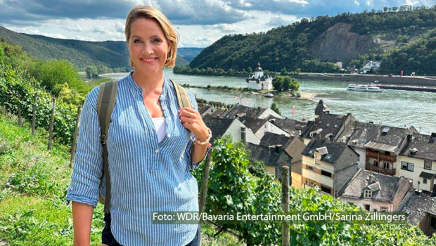 Mittelalterliche Burgen und Schlösser, herrliche Wälder und Weinberge und dazu immer wieder der fantastische Blick auf den Rhein: Nicht umsonst zählt der Rheinsteig zu den beliebtesten Fernwanderwegen Deutschlands. Für „Wunderschön“ zieht Moderatorin Judith Rakers die Wanderschuhe an und erkundet ihn. (Foto: WDR/Bavaria Entertainment/Sarina Zillingers)