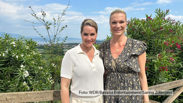 Am 6. August erkundet Judith Rakers im WDR Fernsehen Italiens größten See und Touristenmagneten: den Gardasee. Auf der Reise entdeckt sie die beliebtesten Urlaubsziele, und absolute Geheimtipps. Unterstützung bekommt sie dabei von Ski-Olympiasiegerin Maria Höfl-Riesch. (Foto: WDR/Bavaria Entertainment/Sarina Zillingers)