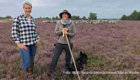 Pünktlich zum Beginn der Heideblüte erkundet Judith Rakers die Lüneburger Heide. Im Laufe ihrer „Wunderschön“-Reportage lernt sie u.a., wie man Gin brennt. Zudem trifft sie die Schäferin Wiebke Schmidt-Kochan. Zu sehen ist das Ganze am Sonntagabend im WDR und NDR Fernsehen. (Foto: WDR/Bavaria Entertainment/Stefan Manke)