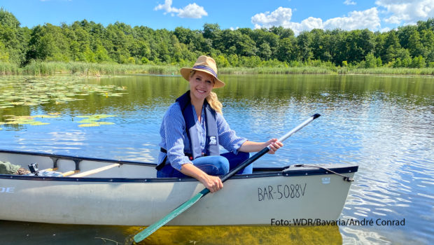 Die Mecklenburgische Seenplatte ist das Ziel von Judith Rakers in der jüngsten Ausgabe des Reiseformats „Wunderschön“. Zu sehen gibt’s die aktuelle Folge am 2. Oktober im WDR und NDR Fernsehen. (Foto: WDR/Bavaria/André Conrad)