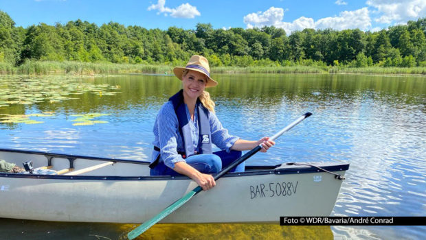 Das ARD-Reisemagazin „Wunderschön“ startet in die Saison 2025. Auch Judith Rakers, die für das Format u.a. schon die Mecklenburgische Seenplatte erkundete, ist als Moderatorin von drei neuen Reportagen beteiligt. Ebenfalls zum Team gehören Tamina Kallert, Ramon Babazadeh und Neuzugang André Gatzke. (Foto © WDR/Bavaria/André Conrad)