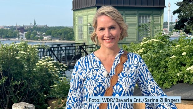 Für das Reisemagazin „Wunderschön“ hat Judith Rakers die schwedische Hauptstadt Stockholm und die einzigartige Insellandschaft des sie umgebenden Schärengartens unter die Lupe genommen. Am 2. Juni gibt‘s die 90-minütige Reportage zur Primetime im WDR Fernsehen. (Foto: WDR/Bavaria Entertainment GmbH/Sarina Zillinger)