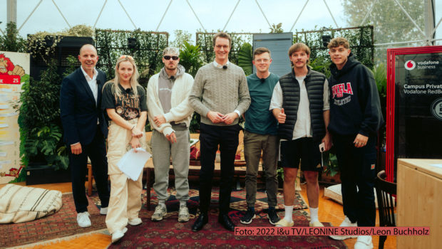 Das Multi-Channel-Event „YouTopia“ ging am vergangenen Wochenende in die dritte Runde. An dem abwechslungsreichen Programm beteiligten sich auch prominente Gäste, darunter NRW-Ministerpräsident Hendrik Wüst, Arzt und Moderator Eckart von Hirschhausen und die Autorin Laura Karasek. (Foto: 2022 i&u TV/LEONINE Studios/Leon Buchholz)