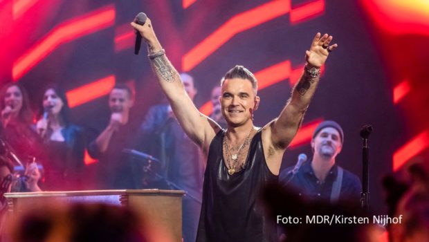 MDR und SWR haben gemeinsam die Show „Your Songs“ produziert, die ab dem 22. November in der ARD-Mediathek abrufbar ist. Robbie Williams, Sarah Connor, Michael Patrick Kelly und vier weitere bekannte Popstars treffen sich darin zu einer Musik- und Gesprächsrunde. (Foto: MDR/Kirsten Nijhof)