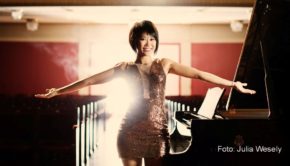 Das Benefizkonzert des Bundespräsidenten wird am 27. Februar im Ersten und auf ndr.de übertragen. Star-Pianistin Yuja Wang spielt in Hamburg mit dem NDR Elbphilharmonie Orchester Werke von Beethoven und Liszt. Durch das Programm führt Moderatorin Sandra Maischberger. (Foto: Julia Wesely)