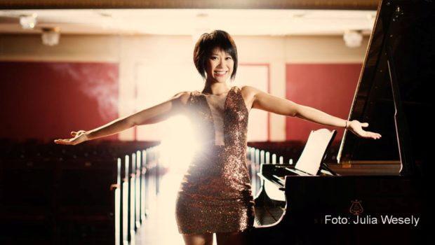 Das Benefizkonzert des Bundespräsidenten wird am 27. Februar im Ersten und auf ndr.de übertragen. Star-Pianistin Yuja Wang spielt in Hamburg mit dem NDR Elbphilharmonie Orchester Werke von Beethoven und Liszt. Durch das Programm führt Moderatorin Sandra Maischberger. (Foto: Julia Wesely)