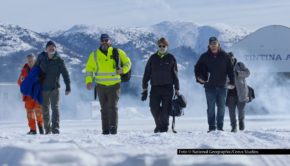 Die neue Doku-Serie „Yukon Rescue – Einsatz bei Eis und Schnee“ begleitet Einsatzkräfte in Dawson City im Norden Kanadas, die unter extremen Winterbedingungen rund um die Uhr Menschen retten und wichtige Versorgungswege sichern. National Geographic zeigt die erste Folge am 9. März. Foto © National Geographic/Corus Studios
