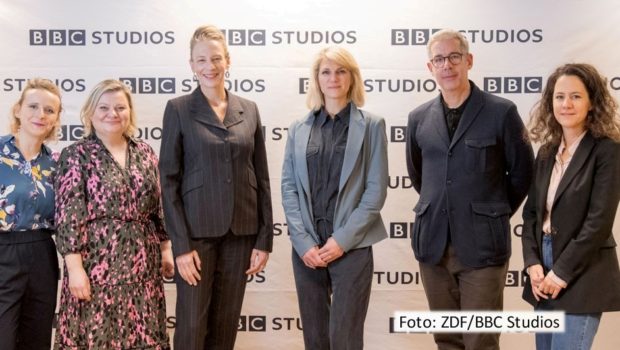 Das ZDF und BBC Studios setzen ihre Kooperation über mehrere weitere Jahre in intensivierter Form fort. Dies gaben Jessica Wirdemann, Rebecca Ransley und Janet Brown von BBC Studios sowie Jasmin Maeda, Frank Seyberth und Eva Kamin vom ZDF im Rahmen der Content London bekannt. (Foto: ZDF/BBC Studios)