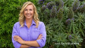 Am 9. Juni lässt Gastgeberin Andrea Kiewel im „ZDF-Fernsehgarten“ die 2000er Jahre wieder auferstehen. Beim launigen Rückblick auf das Millenniumsjahrzehnt sind u.a. Sonya Kraus, Jochen Schropp, Ben Blümel sowie Musik-Acts Captain Jack, Marquess und Kate Ryan als Gäste dabei. (Foto: Marcus Hoehn)