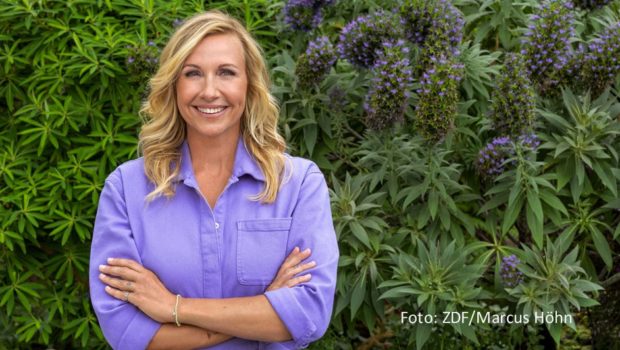 Am 9. Juni lässt Gastgeberin Andrea Kiewel im „ZDF-Fernsehgarten“ die 2000er Jahre wieder auferstehen. Beim launigen Rückblick auf das Millenniumsjahrzehnt sind u.a. Sonya Kraus, Jochen Schropp, Ben Blümel sowie Musik-Acts Captain Jack, Marquess und Kate Ryan als Gäste dabei. (Foto: Marcus Hoehn)