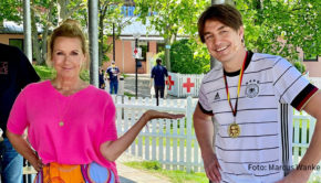 Zum 600. Mal geht der „ZDF-Fernsehgarten“ am 12. Juni auf Sendung. Moderatorin Andrea Kiewel erhält in der Jubiläumssendung Unterstützung von einem bewährten Sidekick, dem Comedian und Parodisten Matze Knop. (Foto: Marcus Wanke)