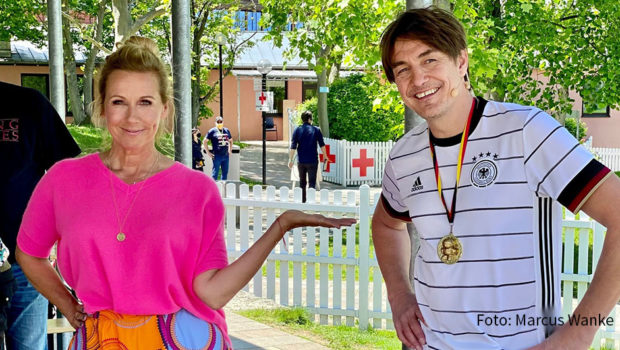 Zum 600. Mal geht der „ZDF-Fernsehgarten“ am 12. Juni auf Sendung. Moderatorin Andrea Kiewel erhält in der Jubiläumssendung Unterstützung von einem bewährten Sidekick, dem Comedian und Parodisten Matze Knop. (Foto: Marcus Wanke)