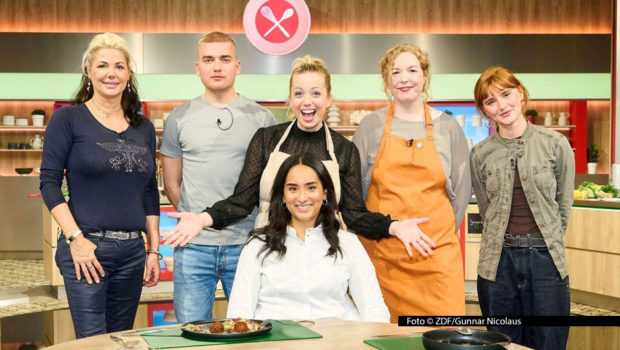 Die Ulmer Sterneköchin Alina Meissner-Bebrout ist am 3. März wieder als Jurorin bei „Die Küchenschlacht“ im ZDF im Einsatz. In der verkürzten Wettbewerbswoche begrüßt Moderatorin Zora Klipp noch vier verbliebene Hobbyköchinnen und -köche zur „Vorspeisen“-Runde. (Foto © ZDF/Gunnar Nicolaus)
