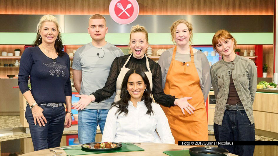 Die Ulmer Sterneköchin Alina Meissner-Bebrout ist am 3. März wieder als Jurorin bei „Die Küchenschlacht“ im ZDF im Einsatz. In der verkürzten Wettbewerbswoche begrüßt Moderatorin Zora Klipp noch vier verbliebene Hobbyköchinnen und -köche zur „Vorspeisen“-Runde. (Foto © ZDF/Gunnar Nicolaus)