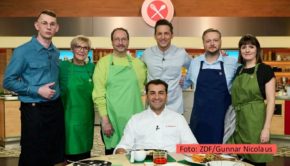 Starkoch Alexander Kumptner führt ab dem 25. März durch eine kurze „Küchenschlacht“-Woche im ZDF. Als Juror ist sein „Roadtrip Amerika“-Kollege Ali Güngörmüs dabei. Auf den Tisch kommen heute die Leibgerichte der Kandidatinnen und Kandidaten. (Foto: ZDF/Gunnar Nicolaus)