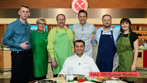 Starkoch Alexander Kumptner führt ab dem 25. März durch eine kurze „Küchenschlacht“-Woche im ZDF. Als Juror ist sein „Roadtrip Amerika“-Kollege Ali Güngörmüs dabei. Auf den Tisch kommen heute die Leibgerichte der Kandidatinnen und Kandidaten. (Foto: ZDF/Gunnar Nicolaus)
