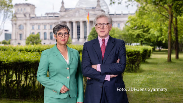 Während der parlamentarischen Sommerpause führt das ZDF vom 9. Juli bis 3. September sonntags ein jeweils 20-minütiges Interview mit dem politischen Spitzenpersonal. In Berlin treffen Shakuntala Banerjee und Theo Koll u.a. Bundeskanzler Scholz sowie die Chefs von CDU, Grünen, FDP, AfD, CSU und Linke. (Foto: ZDF/Jens Gyarmaty)