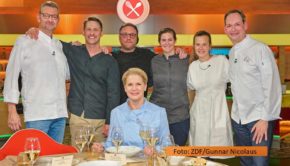 Im Rahmen einer umfassenden Zusammenarbeit zwischen ZDF Studios und Samsung TV Plus sind zwei neue FAST-Channels mit ZDF-Programmen an den Start gegangen. Neben „Bares für Rares“ bietet „ZDF kocht!“ Highlights aus u.a. „Die Küchenschlacht“, „Topfgeldjäger“ oder „Kerners Köche“. (Foto: ZDF/Gunnar Nicolaus)