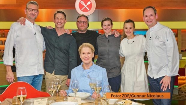Im Rahmen einer umfassenden Zusammenarbeit zwischen ZDF Studios und Samsung TV Plus sind zwei neue FAST-Channels mit ZDF-Programmen an den Start gegangen. Neben „Bares für Rares“ bietet „ZDF kocht!“ Highlights aus u.a. „Die Küchenschlacht“, „Topfgeldjäger“ oder „Kerners Köche“. (Foto: ZDF/Gunnar Nicolaus)