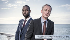 Die Schauspieler John Simm und Richie Campbell übernehmen die Hauptrollen in der neuen britisch-deutschen Krimiserie „Detective Grace“. Das ZDF strahlt die erste Folge am 13. November um 22:15 Uhr als Deutschland-Premiere aus. (Foto: ZDF/Second Art Productions Ltd 2021)