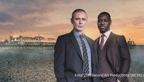 Am Sonntagabend feiert die britisch-deutsche Krimiserie „Detective Grace“ im ZDF ihre Deutschland-Premiere. John Simm in der Titelrolle und Richie Campbell als Kollege Glenn Branson spielen die Hauptrollen. In Folge 1 geht’s um einen aus dem Ruder gelaufenen Junggesellenabschied. (Foto: ZDF/Second Art Productions Ltd 2021)