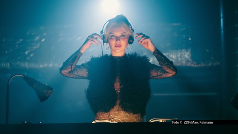Beim Filmfest München betonte ZDF-Programmdirektorin Nadine Bilke die Bedeutung von langfristiger Zusammenarbeit und Investitionen in fiktionale Programme. Am 1. Juli präsentieren die Mainzer die mit Spannung erwartete Serie „München Beats“. Foto © ZDF/Marc Reimann