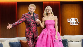 Thomas Gottschalk geht und Michelle Hunziker kommentiert seinen Abgang bei „Wetten, dass..?“. Die Schweizer Entertainerin meldete sich nun aus dem Familienurlaub in Italien. Am 25. November wird der 73-jährige Routinier den ZDF-Klassiker zum letzten Mal moderieren. (Foto: ZDF/Sascha Baumann)