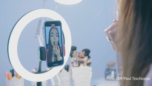 Social-Media haben die Welt verändert. Rund eine Milliarde Menschen nutzen beispielsweise die App TikTok. Aber welche Chancen birgt das Videoportal? Welche Risiken und Gefahren? Wer steckt hinter der Plattform? Und wer verdient daran? Antworten auf diese Fragen gibt‘s heute Abend auf ZDFinfo. (Foto: ZDF/Paul Tzschoppe)