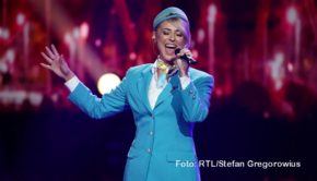 In der RTL-Show „Zeig uns Deine Stimme“ müssen zwei Kandidatinnen am Sonntag herausfinden, ob die „Flugbegleiterin“ und sieben weitere Charaktere wirklich singen können. Prominente Rate-Unterstützung kommt diesmal u.a. von Sasha, Tim Bendzko und Evelyn Burdecki. (Foto: RTL/Stefan Gregorowius)