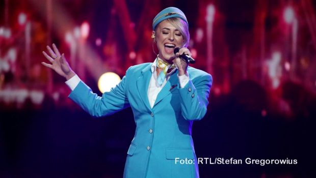 In der RTL-Show „Zeig uns Deine Stimme“ müssen zwei Kandidatinnen am Sonntag herausfinden, ob die „Flugbegleiterin“ und sieben weitere Charaktere wirklich singen können. Prominente Rate-Unterstützung kommt diesmal u.a. von Sasha, Tim Bendzko und Evelyn Burdecki. (Foto: RTL/Stefan Gregorowius)