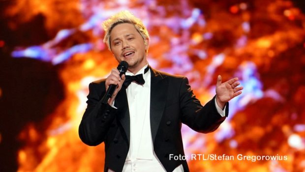 Die Sänger Thomas Anders und Max Mutzke gehören zum Promi-Panel, das am 7. August in der RTL-Show „Zeig uns Deine Stimme“ die Rate-Kandidaten unterstützt. Es geht darum, herauszufinden, ob Charaktere wie der „Cellist“ tatsächlich singen können oder zum Vollplayback nur so tun als ob. (Foto: RTL/Stefan Gregorowius)