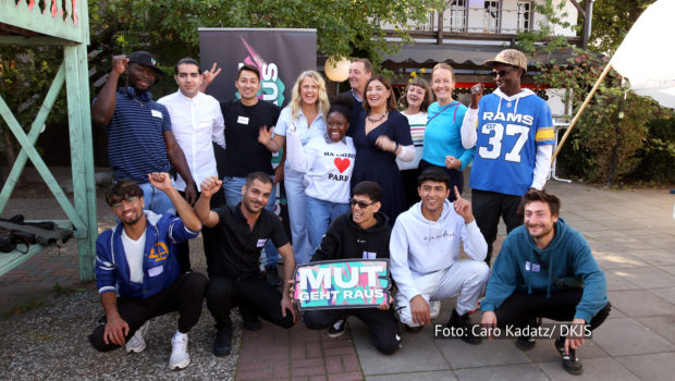 Am Morgen des 28. September stattete Entertainerin und DKJS-Botschafterin Barbara Schöneberger dem Projekt „Institut für Spontanen Nestbau“ in Berlin einen Besuch ab. Das Programm ist Teil der Initiative „Zukunftspaket für Bewegung, Kultur und Gesundheit“ des DKJS. (Foto: Caro Kadatz/ DKJS)