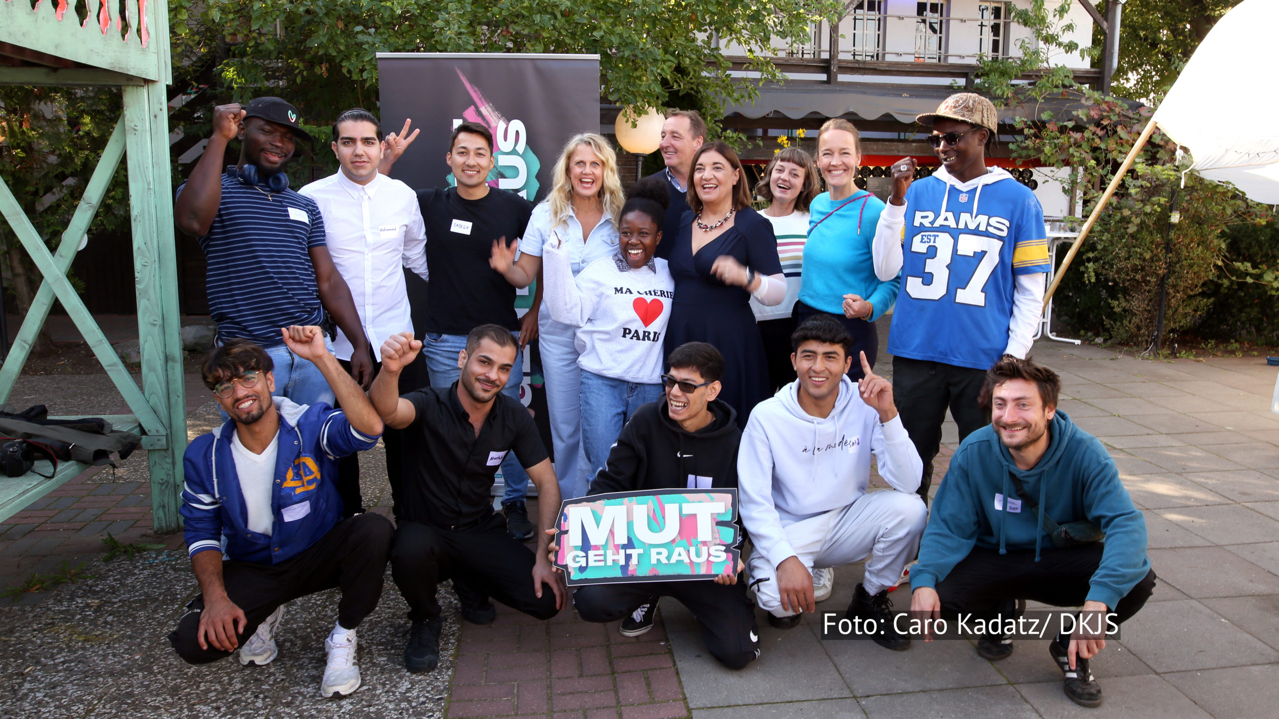 Am Morgen des 28. September stattete Entertainerin und DKJS-Botschafterin Barbara Schöneberger dem Projekt „Institut für Spontanen Nestbau“ in Berlin einen Besuch ab. Das Programm ist Teil der Initiative „Zukunftspaket für Bewegung, Kultur und Gesundheit“ des DKJS. (Foto: Caro Kadatz/ DKJS)