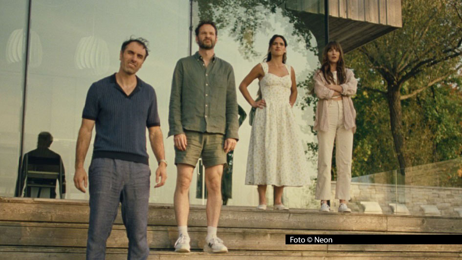 Am 25. September startet die 21. Ausgabe des Zurich Film Festival, zu der auch wieder zahlreiche internationale Stars erwartet werden. Angekündigt sind u.a. Russell Crowe, Benedict Cumberbatch, Colin Farrell und Dakota Johnson, die auch im Eröffnungsfilm „Splitsville“ mitspielt. Foto: Neon