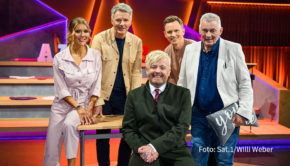 In Sat.1 drücken Moderatorin Laura Karasek, Sänger Ross Antony, Sportjournalist Jochen Breyer und Schauspieler Heinz Hoenig wieder die Schulbank. Sie treten am 1. September als Promi-Kandidaten in Jörg Pilawas Show „Zurück in die Schule“ an. (Foto: Sat.1/Willi Weber)
