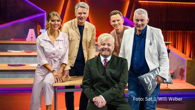 In Sat.1 drücken Moderatorin Laura Karasek, Sänger Ross Antony, Sportjournalist Jochen Breyer und Schauspieler Heinz Hoenig wieder die Schulbank. Sie treten am 1. September als Promi-Kandidaten in Jörg Pilawas Show „Zurück in die Schule“ an. (Foto: Sat.1/Willi Weber)