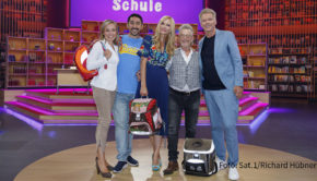 In Sat.1 werden wieder vier Prominente von Grundschülerinnen und -schülern unterrichtet. Denn heute läuft um 20:15 Uhr eine neue Ausgabe von Jörg Pilawas „Zurück in die Schule“. Mit dabei sind Ex-Familienministerin Kristina Schröder, Eko Fresh, Sonya Kraus und Martin Semmelrogge. (Foto: Sat.1/Richard Hübner)
