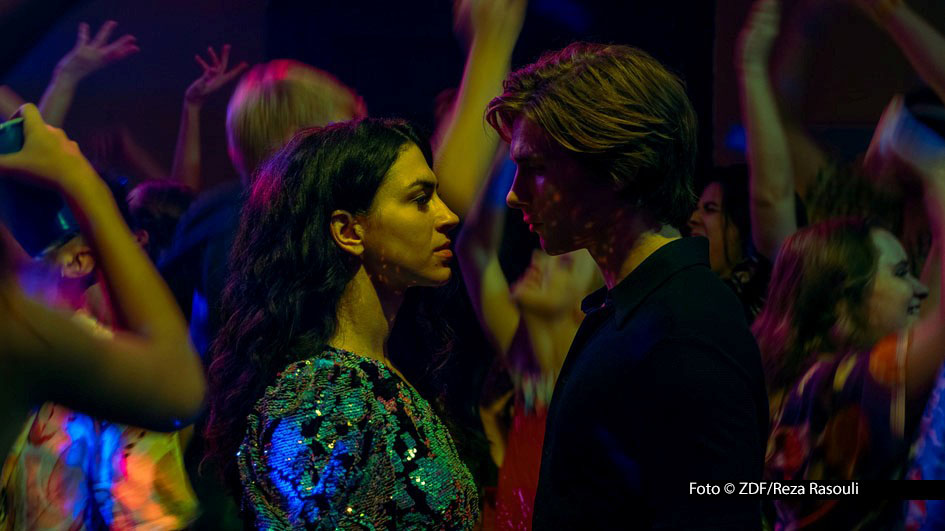 Zwei Tage vor ihrem Streaming-Start feiert die ZDF-Serie „Crystal Wall“ mit Anna Bardavelidze und Gustav Schmidt ihre Premiere bei „achtung berlin“. Das Festival zeigt ab dem 2. April mehr als 80 Filme und Serien, die einen inhaltlichen oder personellen Bezug zur Region Berlin und Brandenburg haben. (Foto: © ZDF/Reza Rasouli)