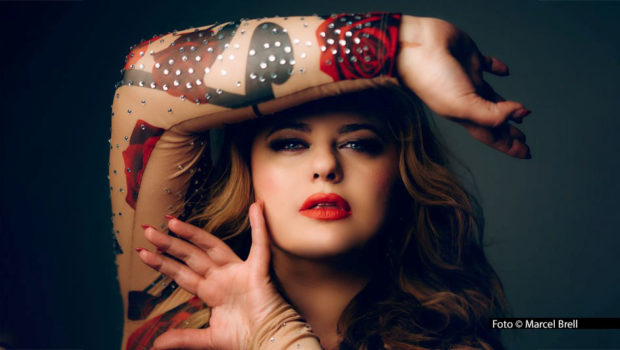 Seit dem heutigen 20. Juni ist Alinas neue Single „Sinfonie“ draußen. Live gibt’s den Song erstmals am 21. Juni beim großen „Schlagerbooom Open Air“ in Kitzbühel. Die von Florian Silbereisen moderierte Samstagabendshow ist ab 20:15 Uhr im Ersten zu sehen. Foto © Marcel Brell