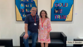 Siri Erben von der Galerie art box berlin präsentiert auf der diesjährigen art Karlsruhe u.a. Bilder des Pop-Art-Künstlers Devin Miles. Bereits gestern stellte sie in der Fächerstadt die neuesten Arbeiten von Jungstar Leon Löwentraut vor. (Foto: F. Bender)