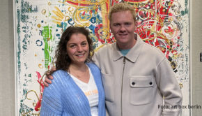 Art box berlin-Galeristin Siri Erben und der junge Ausnahmekünstler Leon Löwentraut haben eine langfristige Zusammenarbeit vereinbart. Erben präsentiert den Düsseldorfer Maler nächste Woche auf der art Karlsruhe. Im Herbst soll die erste gemeinsame Vernissage in Heiligendamm stattfinden. (Foto: art box berlin)