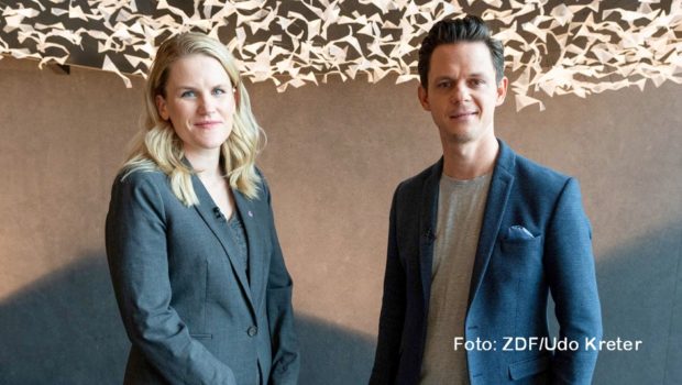 In der neuen Ausgabe der ZDF-Kulturreportage „aspekte“ geht Moderator Jo Schück der Frage nach, wie mit dem wachsenden Einfluss der großen Social-Media-Konzerne umgegangen werden sollte. Dazu trifft er namhafte Gesprächspartner wie die Facebook-Whistleblowerin Frances Haugen. (Foto: ZDF/Udo Kreter)