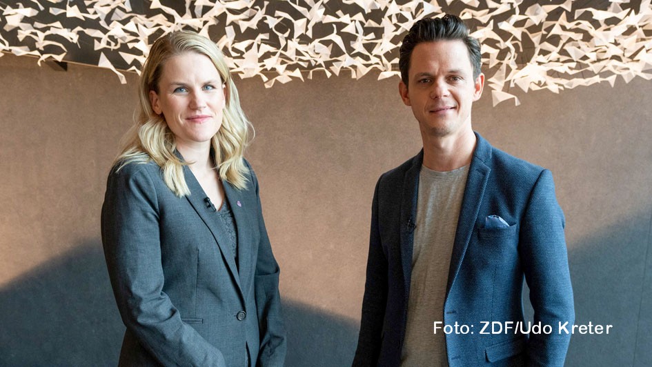 In der neuen Ausgabe der ZDF-Kulturreportage „aspekte“ geht Moderator Jo Schück der Frage nach, wie mit dem wachsenden Einfluss der großen Social-Media-Konzerne umgegangen werden sollte. Dazu trifft er namhafte Gesprächspartner wie die Facebook-Whistleblowerin Frances Haugen. (Foto: ZDF/Udo Kreter)